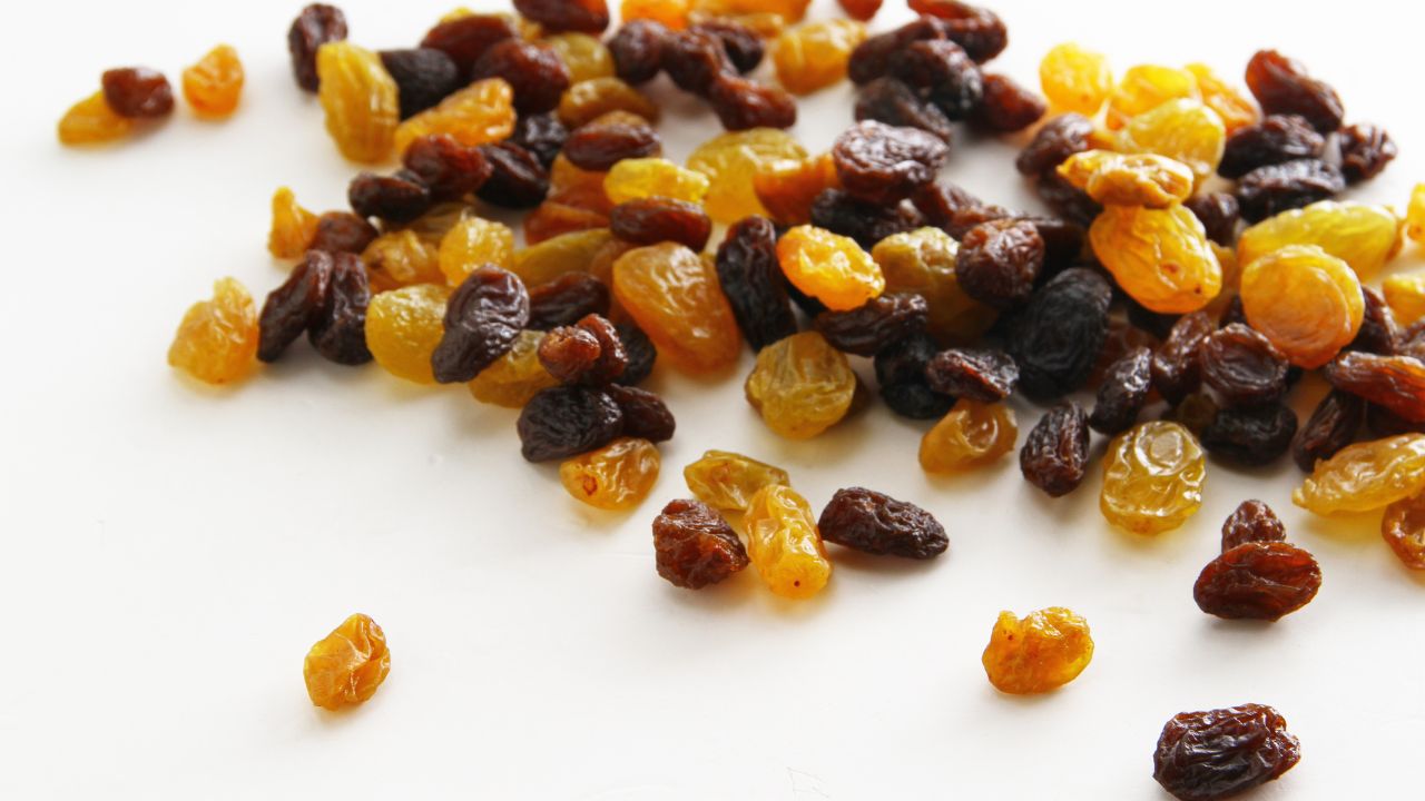 Multicolored raisins